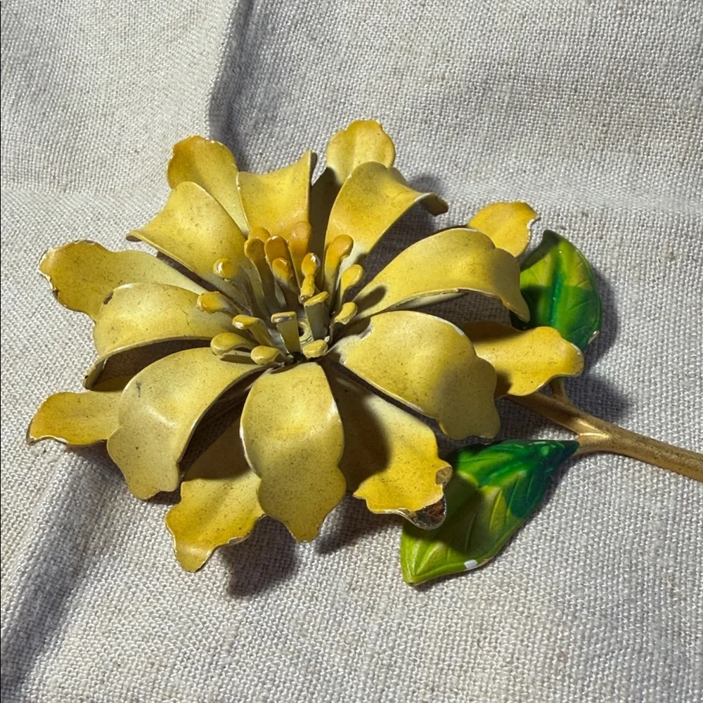 Vintage Sunflower Metal Brooch. Flower Power Era. WA558